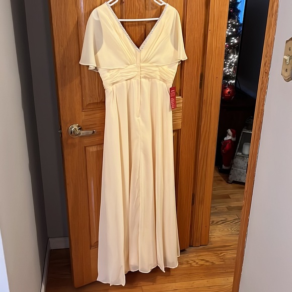 Gown - Picture 2 of 11